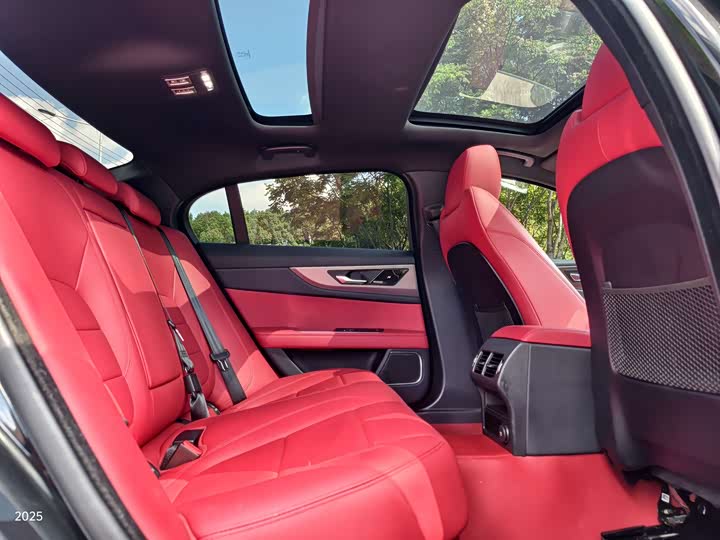 Фото 6 - Jaguar XE L