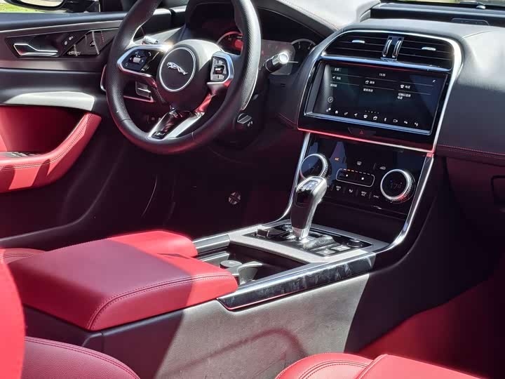 Фото 8 - Jaguar XE L