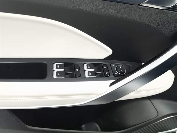 Фото 9 - Geely Atlas