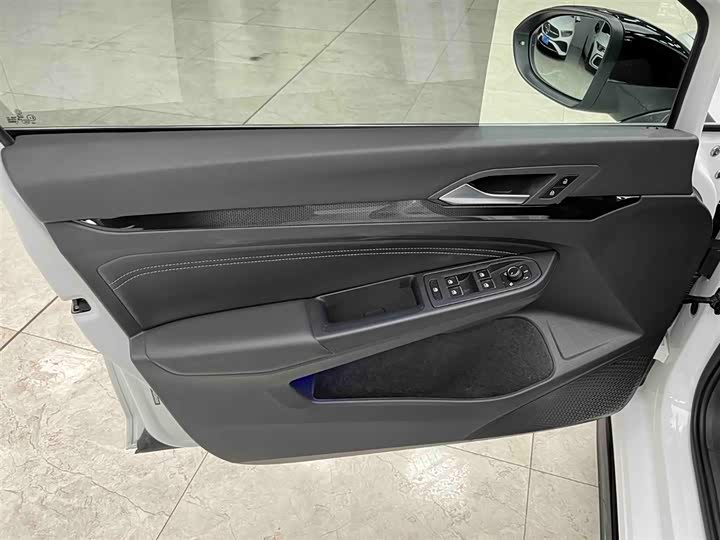 Фото 8 - Volkswagen Golf