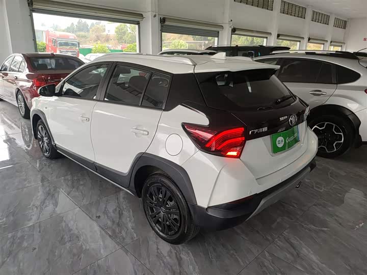 Фото 2 - Toyota Yaris L Hatchback