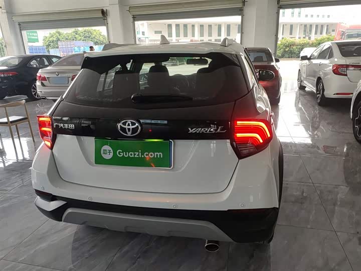 Фото 3 - Toyota Yaris L Hatchback