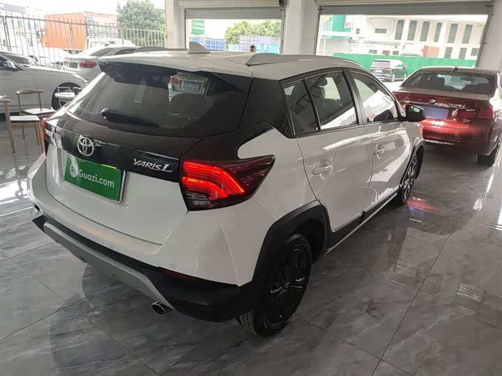 Фото 4 - Toyota Yaris L Hatchback