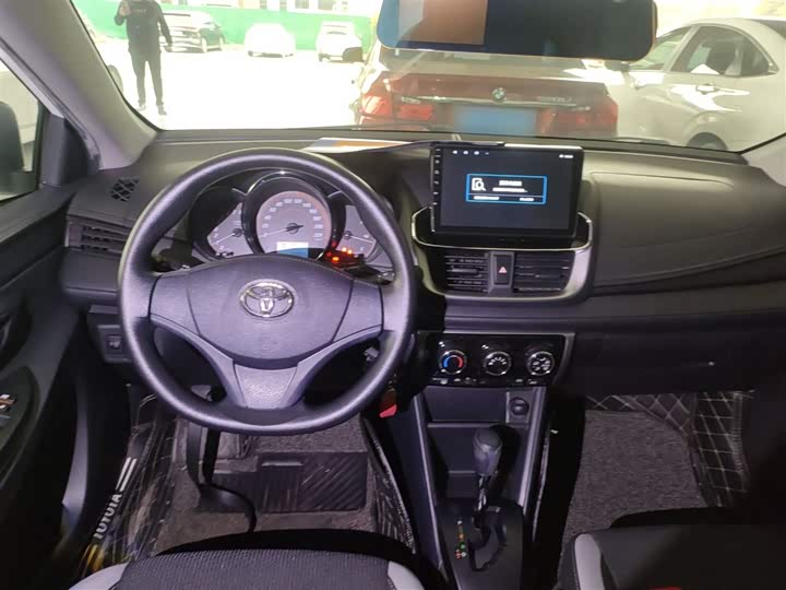 Фото 5 - Toyota Yaris L Hatchback