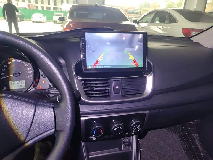 Фото 7 - Toyota Yaris L Hatchback