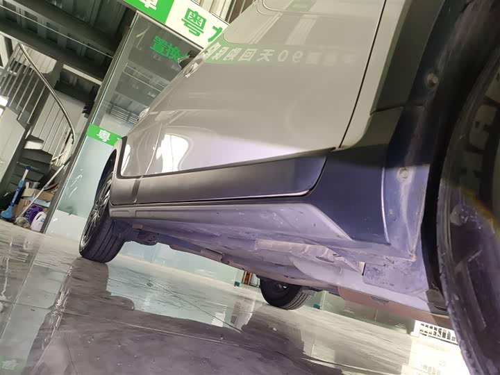 Фото 9 - Toyota Yaris L Hatchback