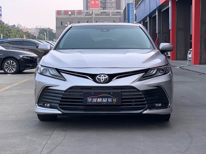 Фото 2 - Toyota Camry