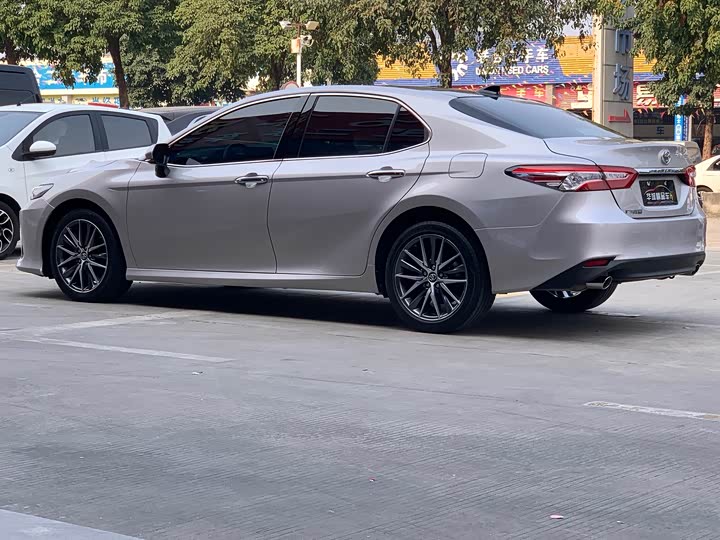 Фото 4 - Toyota Camry