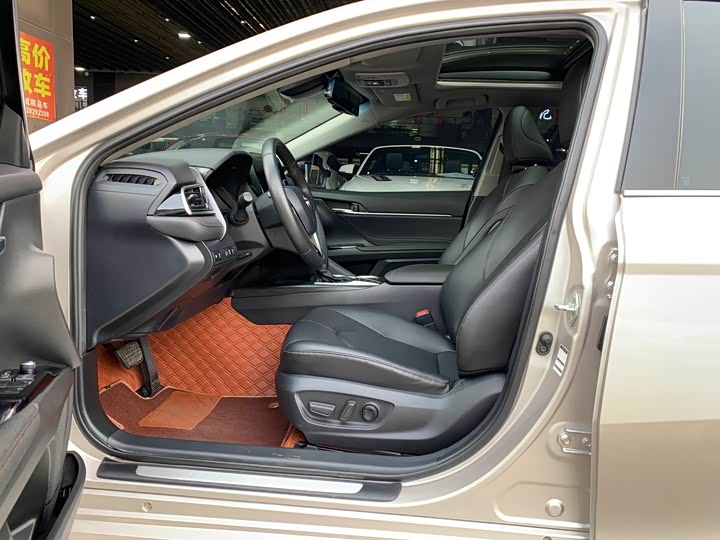 Фото 7 - Toyota Camry