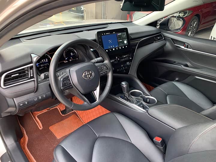 Фото 8 - Toyota Camry