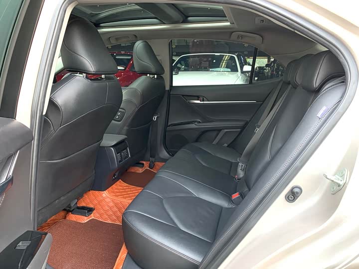 Фото 9 - Toyota Camry