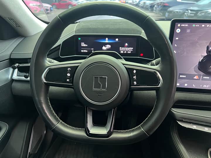 Фото 8 - Zeekr 001