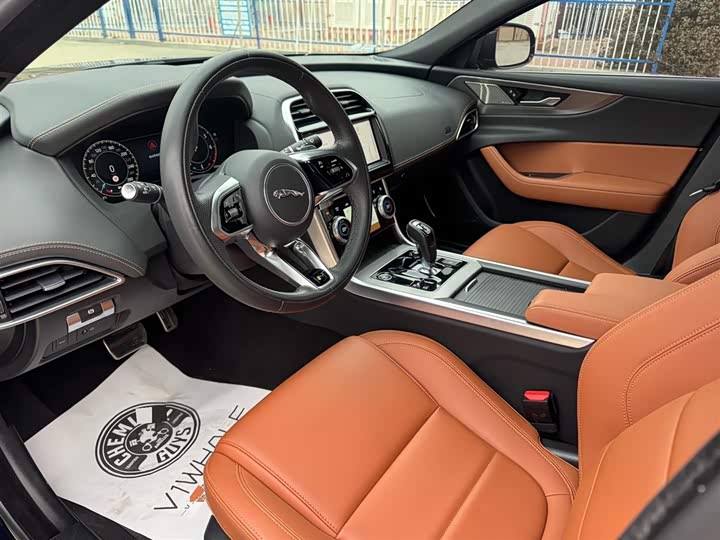 Фото 7 - Jaguar XE L