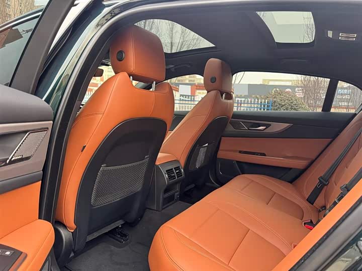 Фото 9 - Jaguar XE L