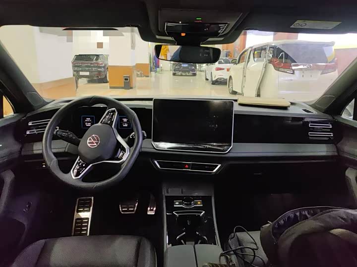 Фото 2 - Volkswagen Tiguan L Pro