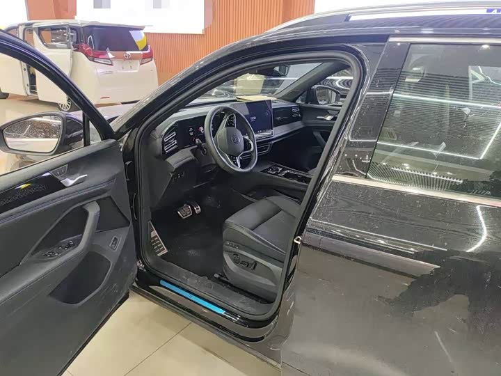 Фото 3 - Volkswagen Tiguan L Pro