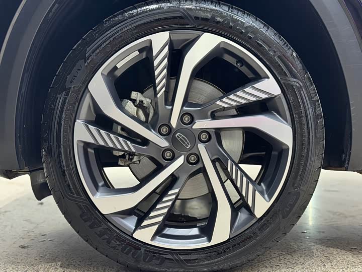 Фото 8 - Geely Monjaro