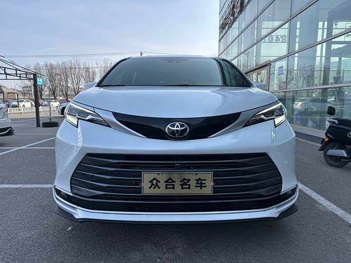 Фото 1 - Toyota Sienna