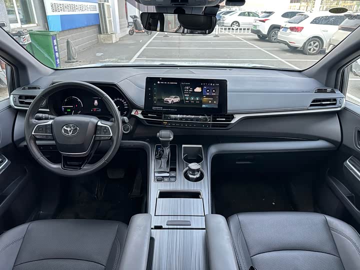 Фото 7 - Toyota Sienna