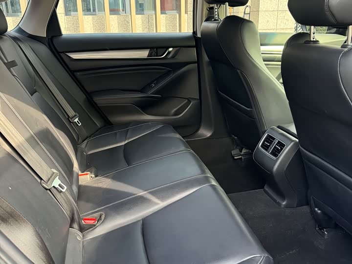 Фото 8 - Honda Accord