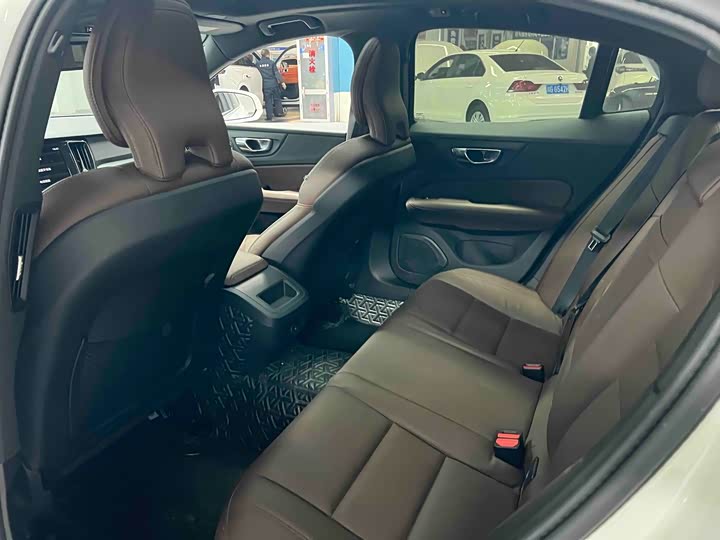 Фото 4 - Volvo S60