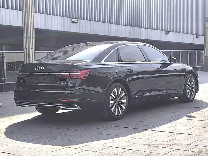 Фото 9 - Audi A6L