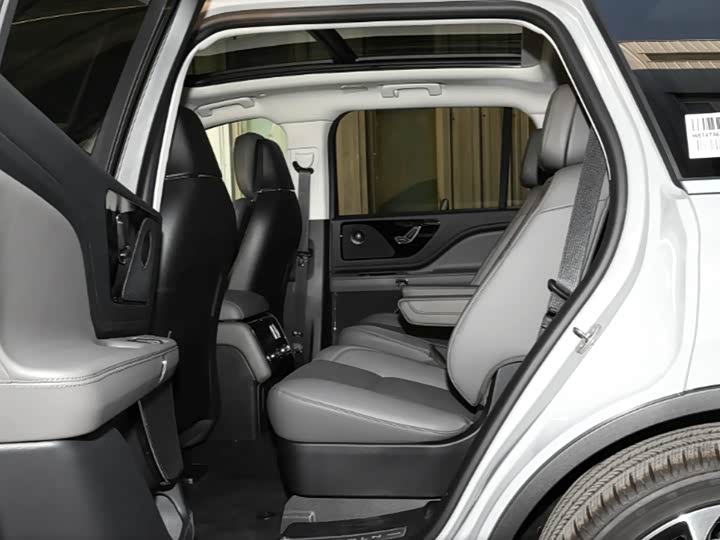 Фото 7 - Lincoln Aviator