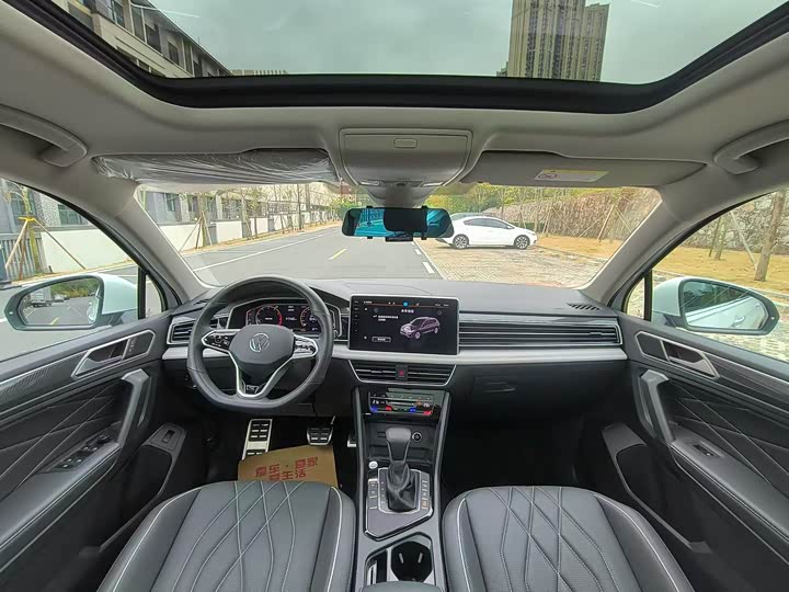 Фото 2 - Volkswagen Tiguan L Pro