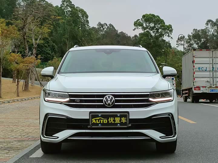 Фото 3 - Volkswagen Tiguan L Pro