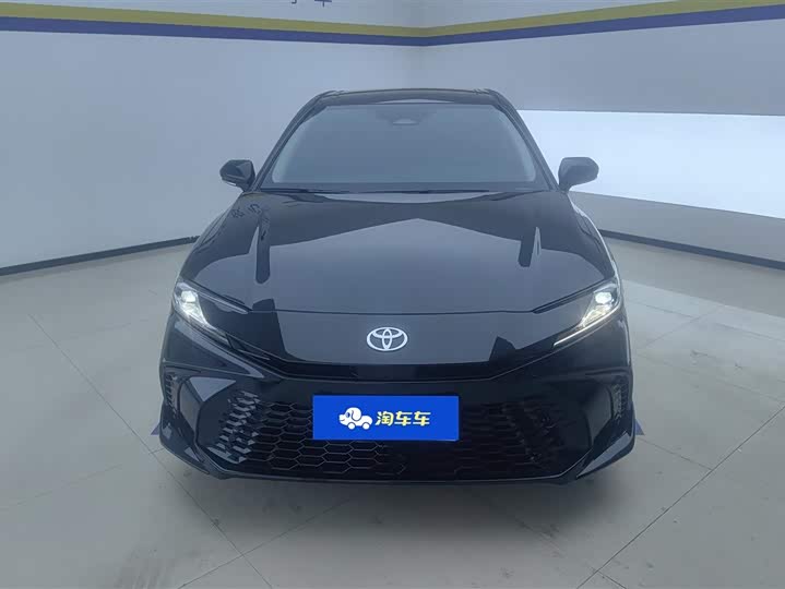 Фото 2 - Toyota Camry