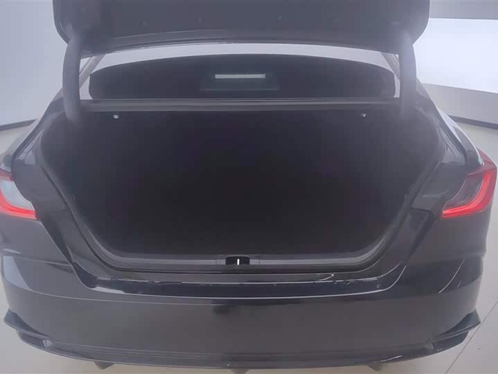 Фото 4 - Toyota Camry