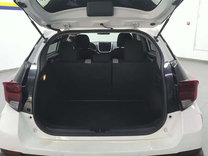 Фото 4 - Toyota Yaris L Hatchback