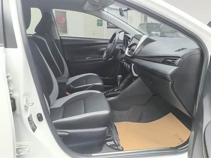 Фото 8 - Toyota Yaris L Hatchback