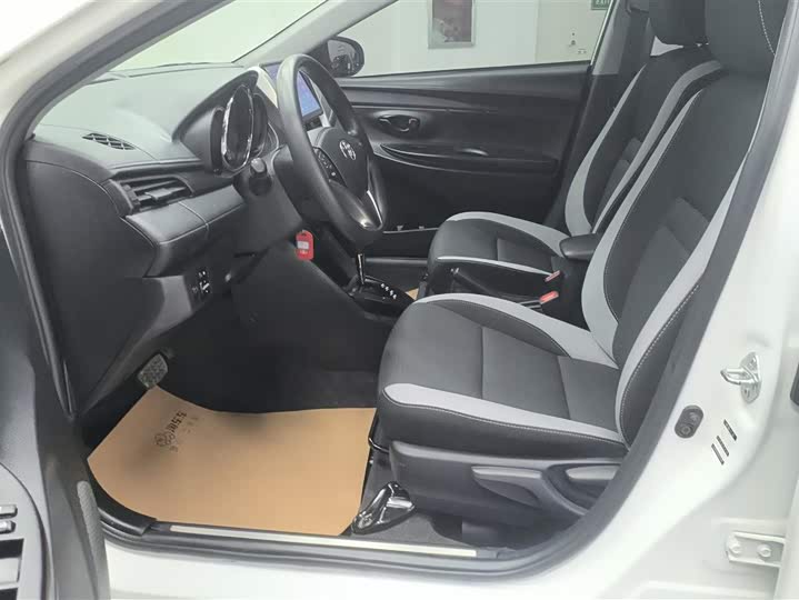 Фото 9 - Toyota Yaris L Hatchback