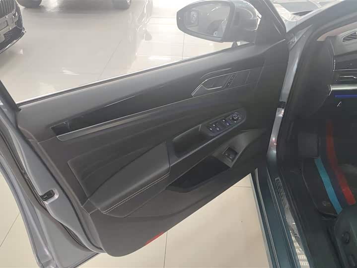 Фото 4 - Volkswagen Passat Hybrid