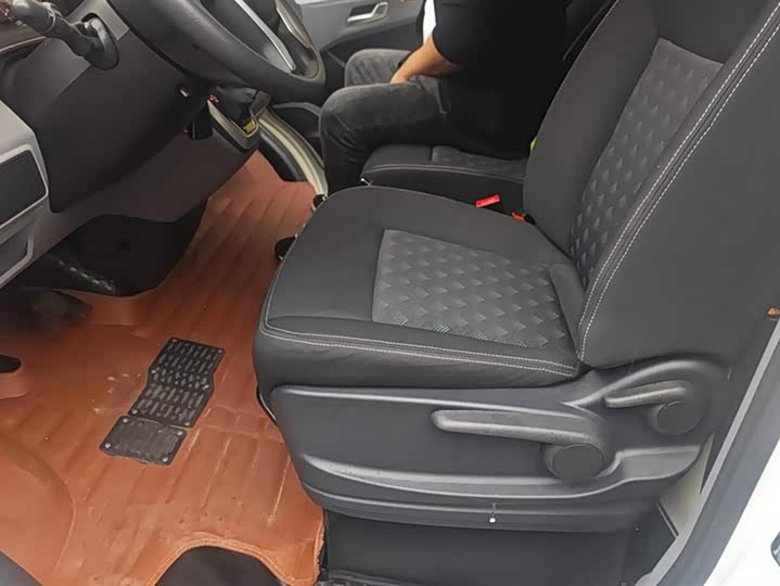 Фото 9 - Maxus V80