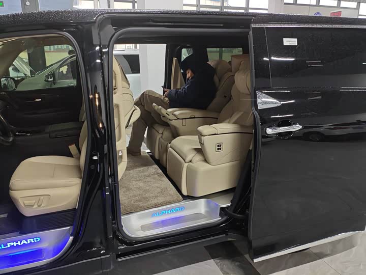 Фото 5 - Toyota Alphard