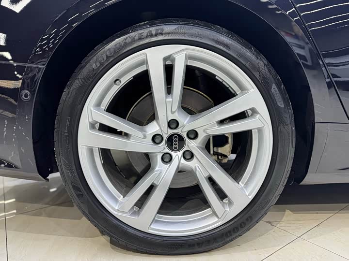 Фото 6 - Audi A7L