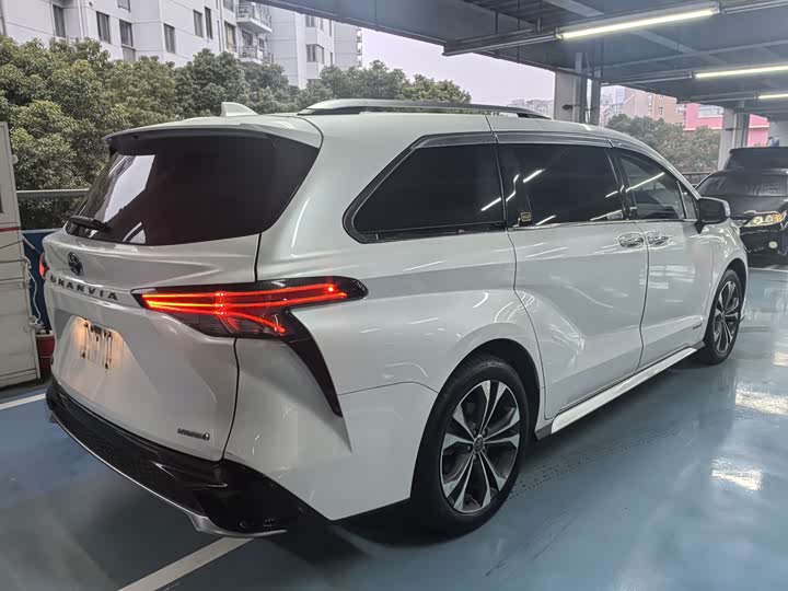 Фото 4 - Toyota Granvia