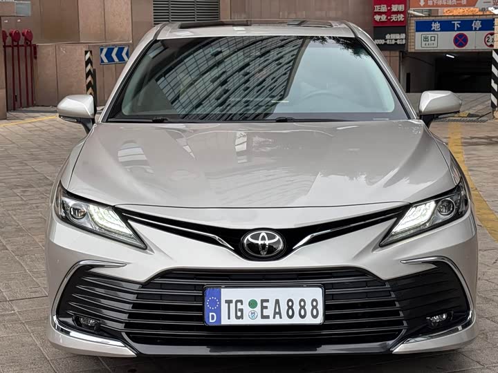 Фото 2 - Toyota Camry
