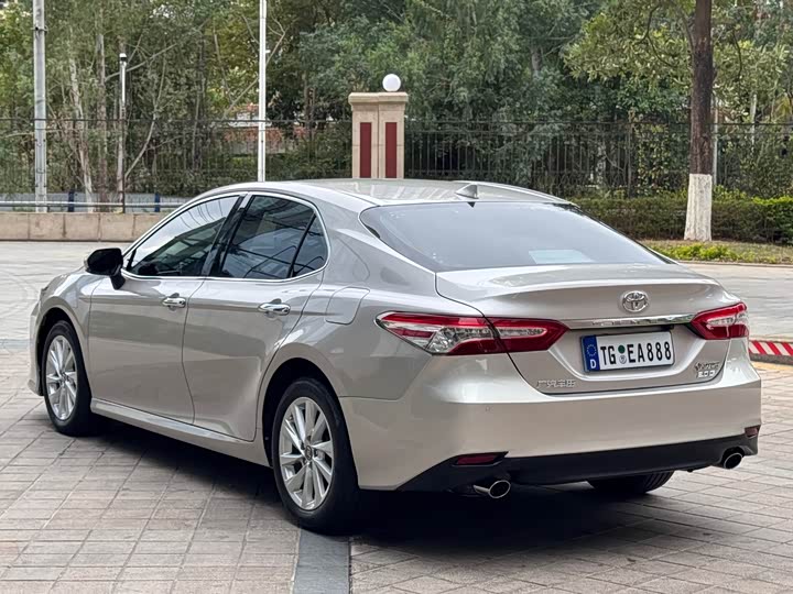 Фото 4 - Toyota Camry