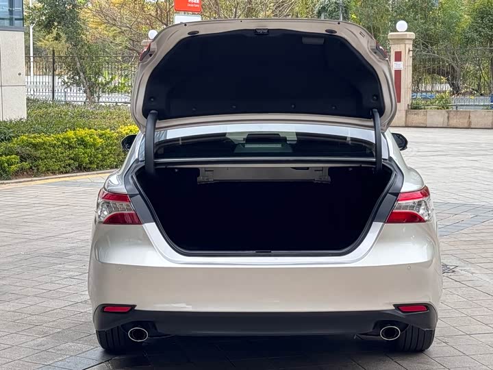 Фото 7 - Toyota Camry