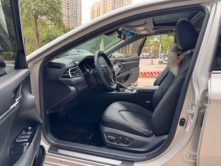 Фото 8 - Toyota Camry