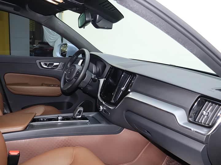 Фото 8 - Volvo XC60