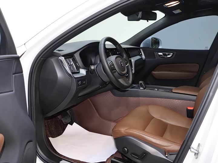 Фото 9 - Volvo XC60