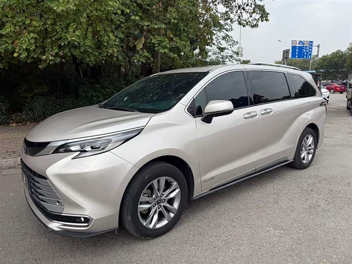 Фото 1 - Toyota Sienna