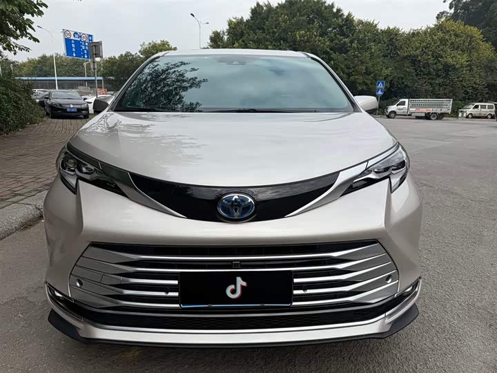 Фото 2 - Toyota Sienna