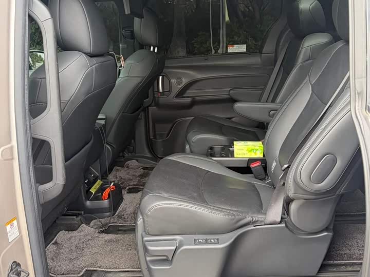 Фото 6 - Toyota Sienna