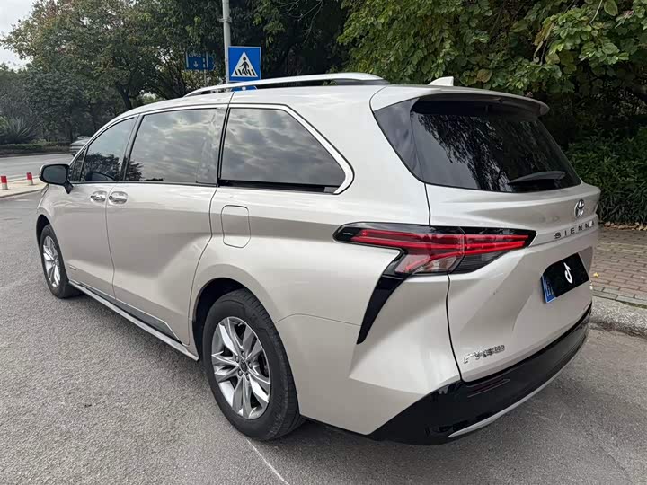 Фото 7 - Toyota Sienna