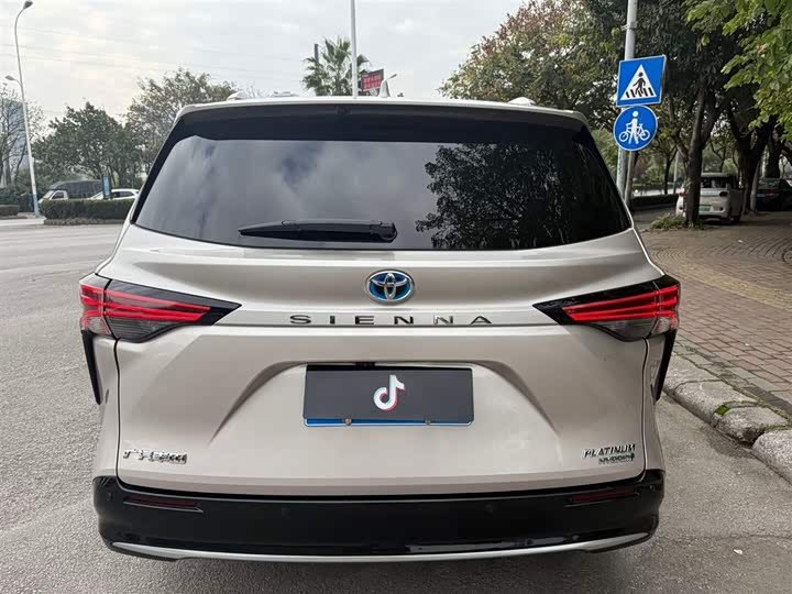 Фото 8 - Toyota Sienna